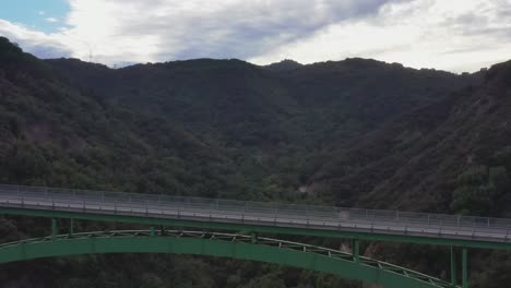 Flug-An-Der-Cold-Spring-Canyon-Bogenbrücke-In-Den-Santa-Ynez-Mountains,-Santa-Barbara,-Kalifornien-Vorbei