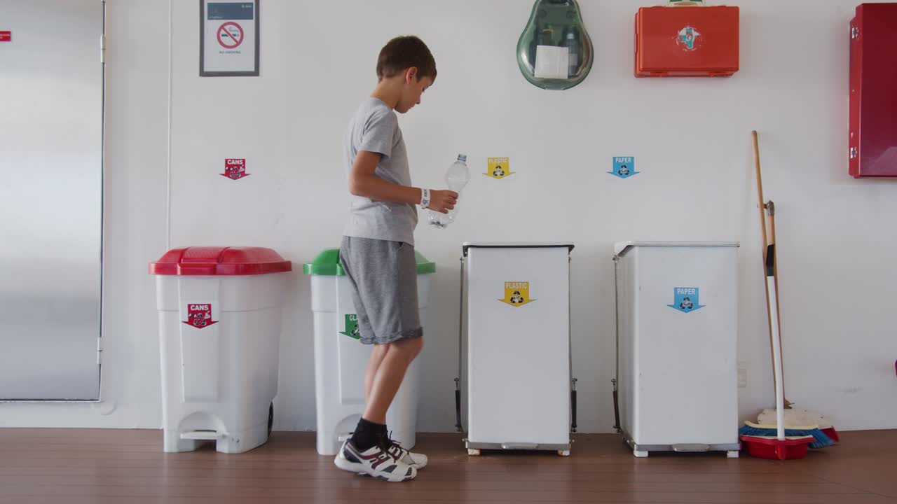 소년은 플라스틱 병을 쓰레기통에 던져 버립니다. 플라스티크를 재활용하고, 쓰레기를 적절하게 분류합니다.