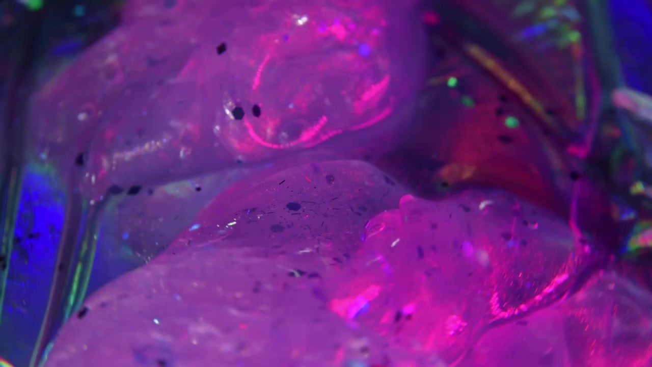 Slime glitterato sotto luci colorate