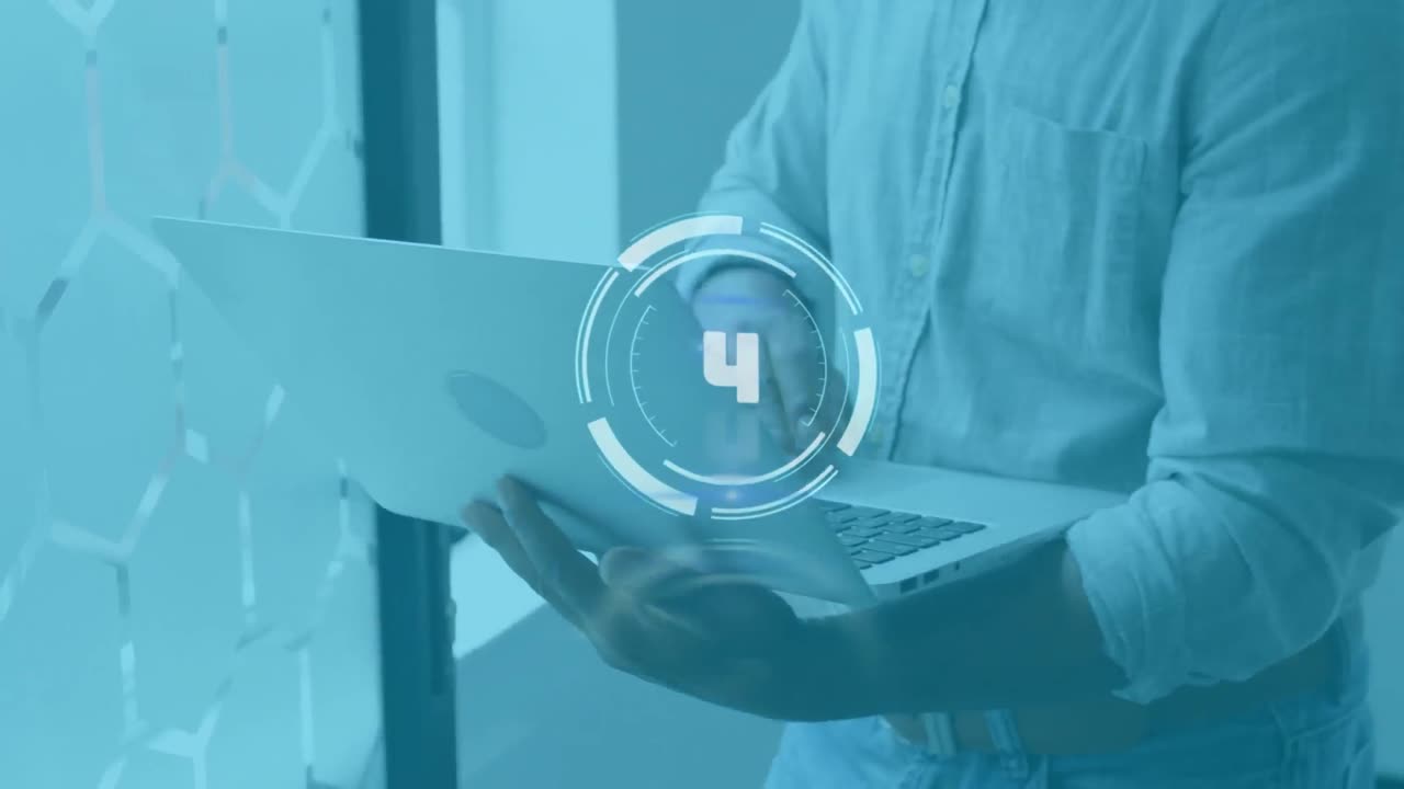 animación de cuenta atrás y procesamiento de datos sobre un hombre de negocios que usa una computadora portátil