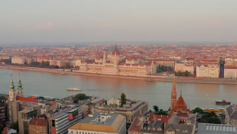 Vista-Panorámica-Del-Edificio-Del-Parlamento-Húngaro-Durante-Una-Puesta-De-Sol-Rosa