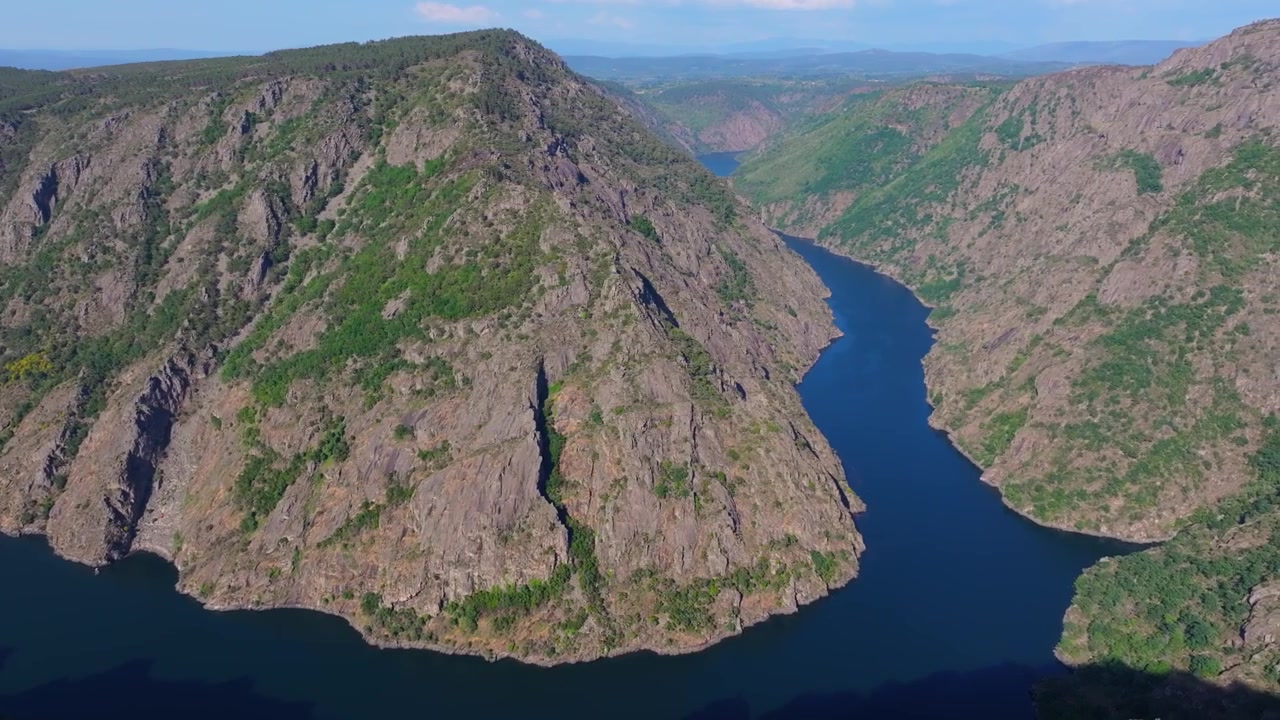 Widok z góry na Kanion Sil (Cañón do Sil) w regionie Ribeira Sacra w Galicji, Hiszpania. Ujęcie z lotu ptaka.