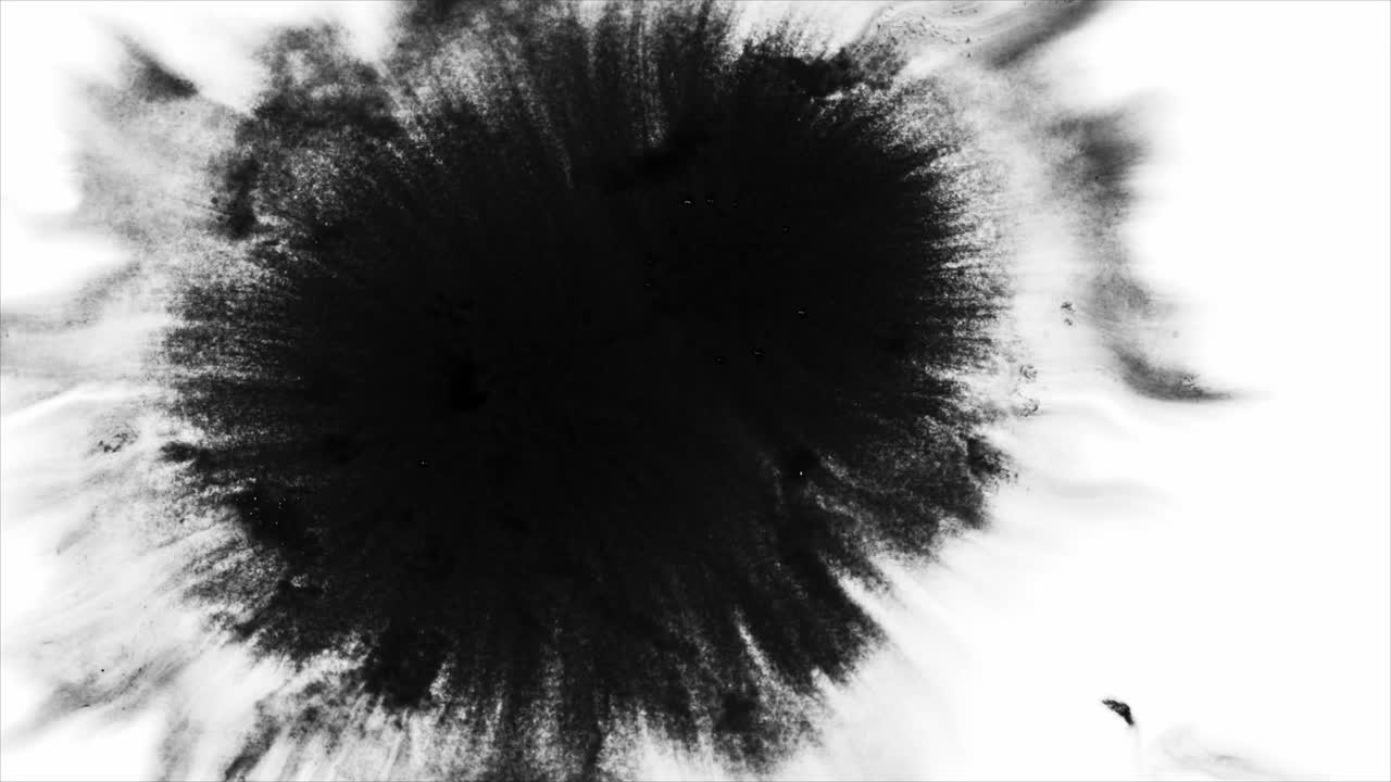 Inchiostro Nero che si Diffonde e si Macchia su Sfondo Bianco