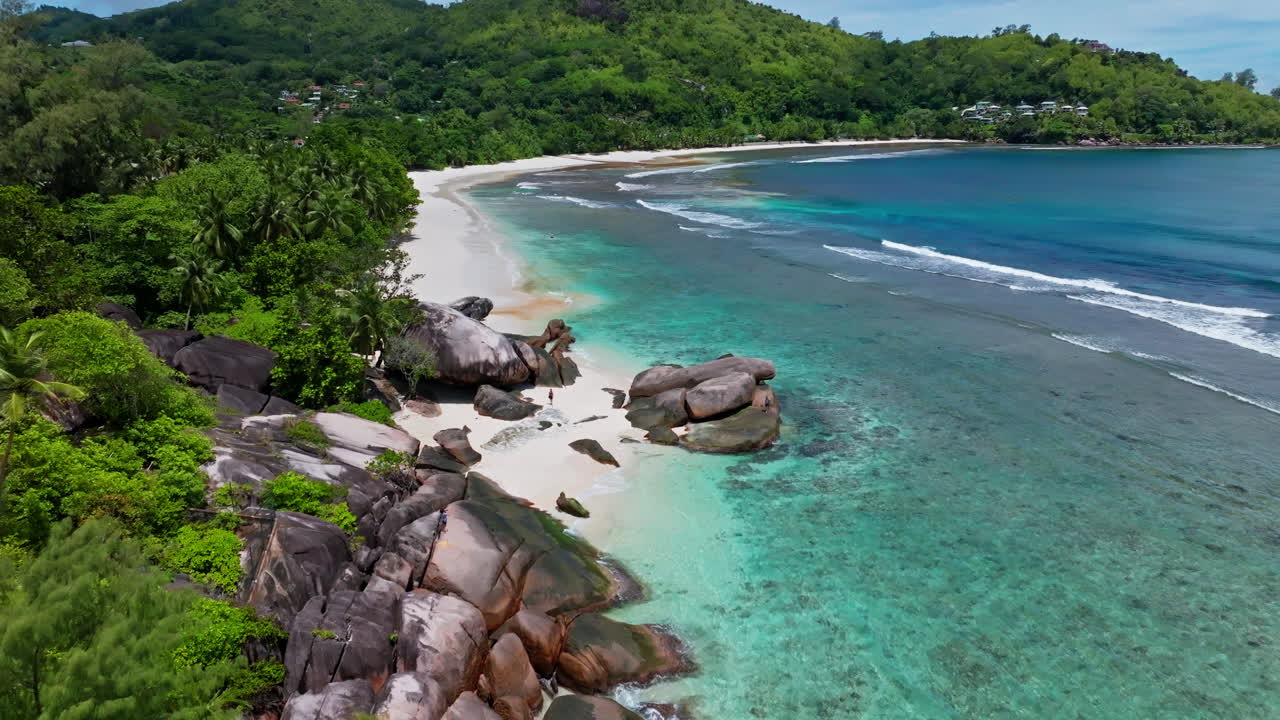 Spiaggia esotica deserta delle Seychelles con sabbia bianca.
