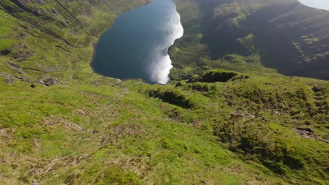 Vista-Del-Lago-Coumshingaun-Lough-Con-Drones-FPV,-Buceo-Perfecto,-Hermosas-Montañas