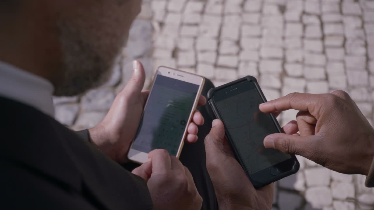 스마트 폰과 지리적 위치를 사용하는 다문화 사업가