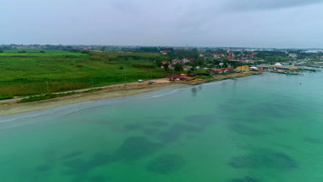 Malerischer-Überblick-über-Den-Wunderschönen-Strand-Entlang-Der-Küste-Mit-Meereswellen,-Die-Am-Sandstrand-Krachen