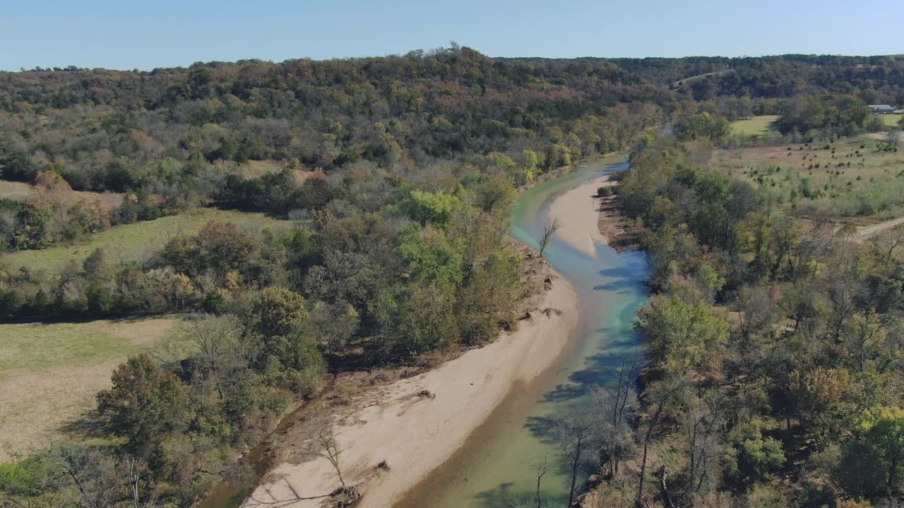 vista aérea a lo largo de un río sinuoso hacia la ladera