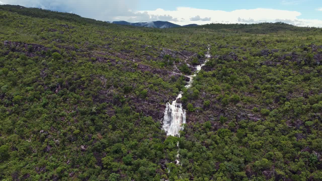 vista superior de una cascada en chapada dos veadeiros - brasil