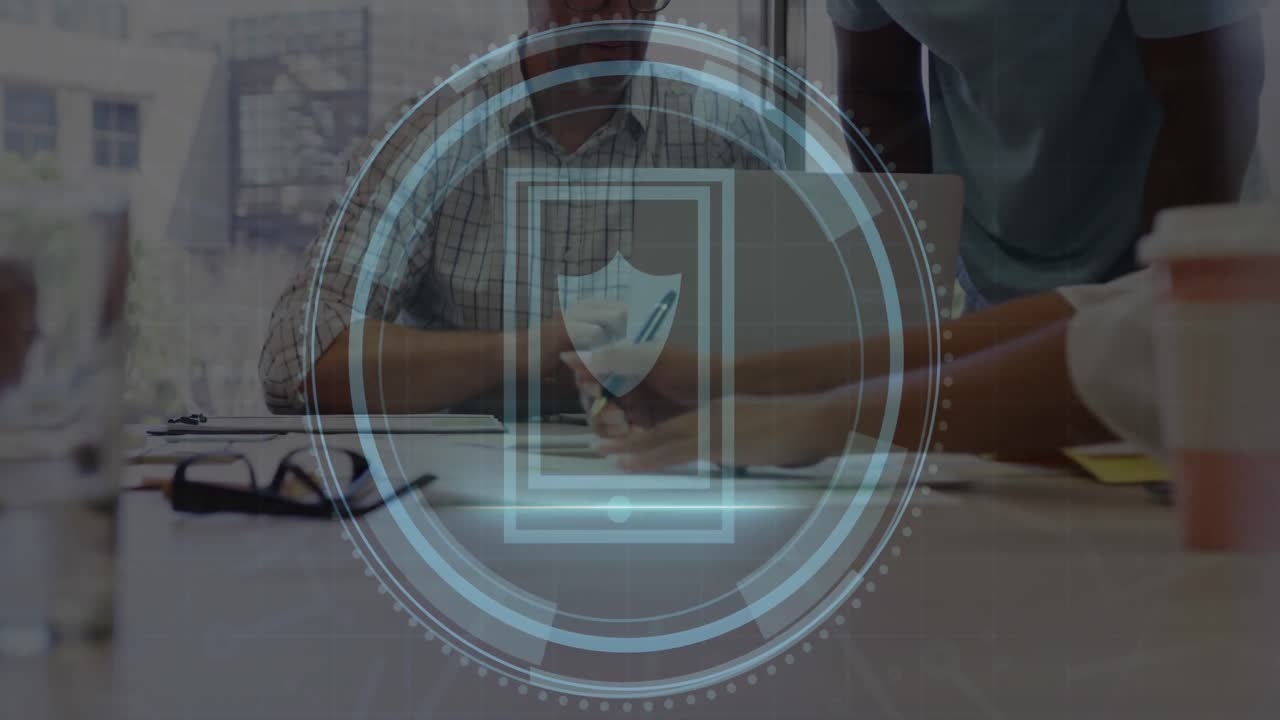 사이버 보안 텍스트와 방패 아이콘의 애니메이션, 회의에서 판매 보고서를 분석하는 다양한 동료