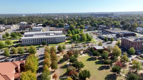 Tuscaloosa,-Alabama,-Luftangriff-über-Der-Stadt