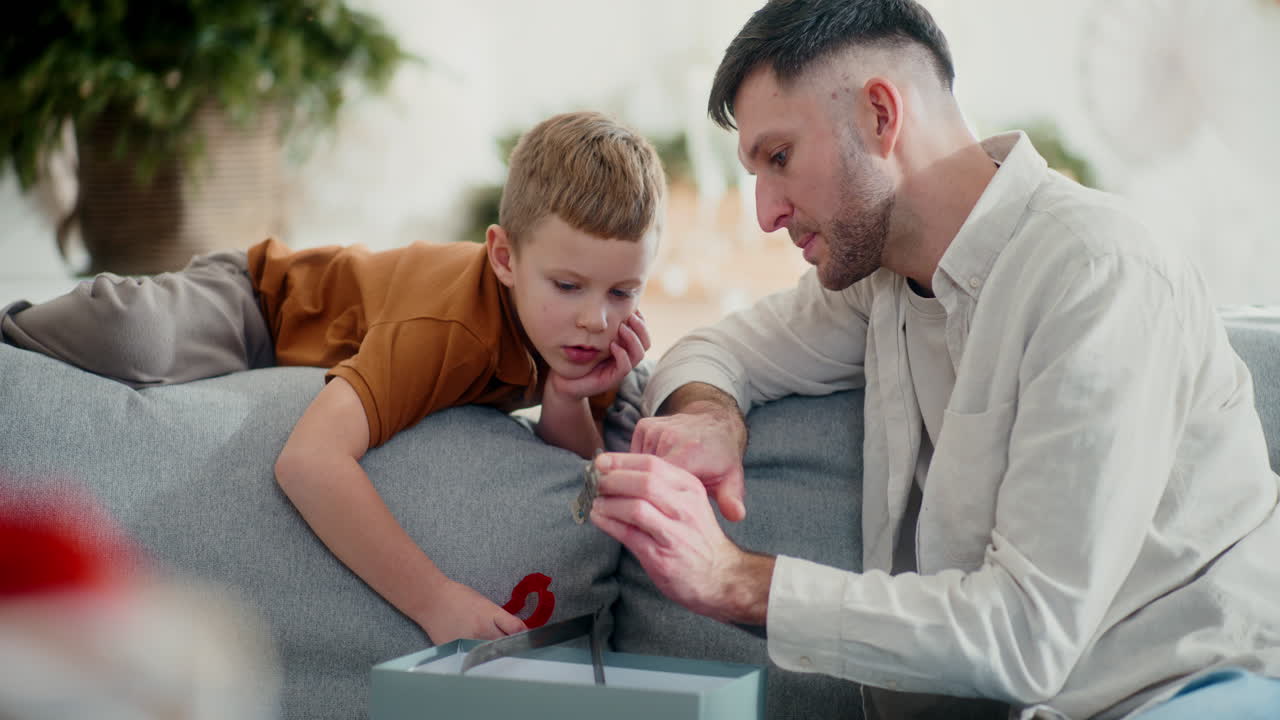 아버지 가 크리스마스 에 어린 아들 과 대화 하고 있다