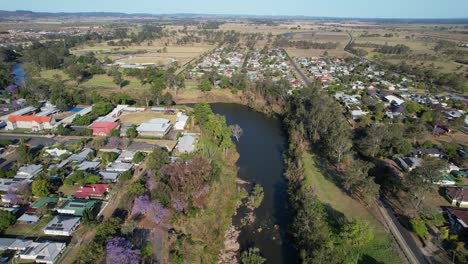 árboles-De-Jacarandá-Y-Edificio-En-La-Orilla-Del-Río