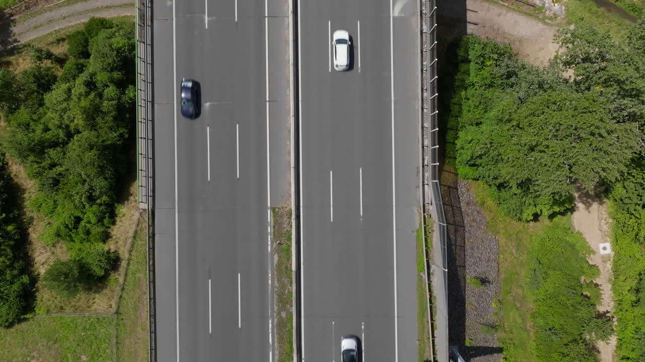 독일 오토바인 위에서 활기찬 여름 날의 항공 영상