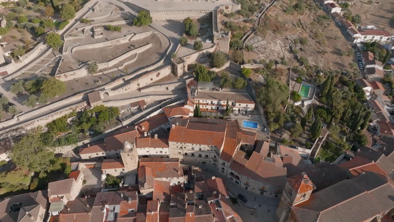 vista aérea orbital del histórico pueblo medieval de trujillo, extremadura, españa