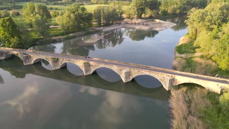 Luftaufnahme-Der-Aquäduktbrücke-In-Der-Toskana:-Bezaubernde-Aufnahmen-Einer-Prächtigen-Toskanischen-Aquäduktbrücke,-Die-Malerische-Landschaften-Und-Eine-Reiche-Geschichte-Umfasst