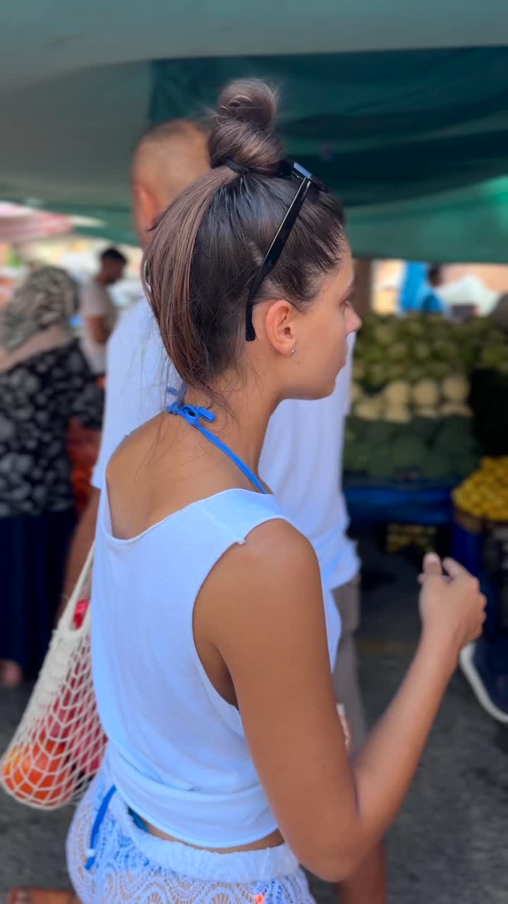 mujer comprando en un mercado de agricultores
