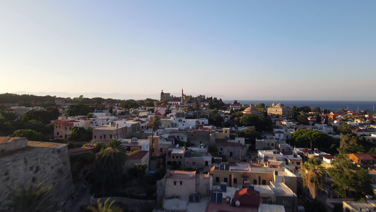 오래된 도시 의 요새 벽 을 넘어 역사적 인 궁전 으로 향하는 로드스