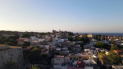 aerial hacia adelante sobre las paredes de la fortificación de la ciudad vieja rhodes al palacio histórico