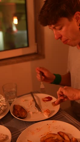 persona que come la cena en casa