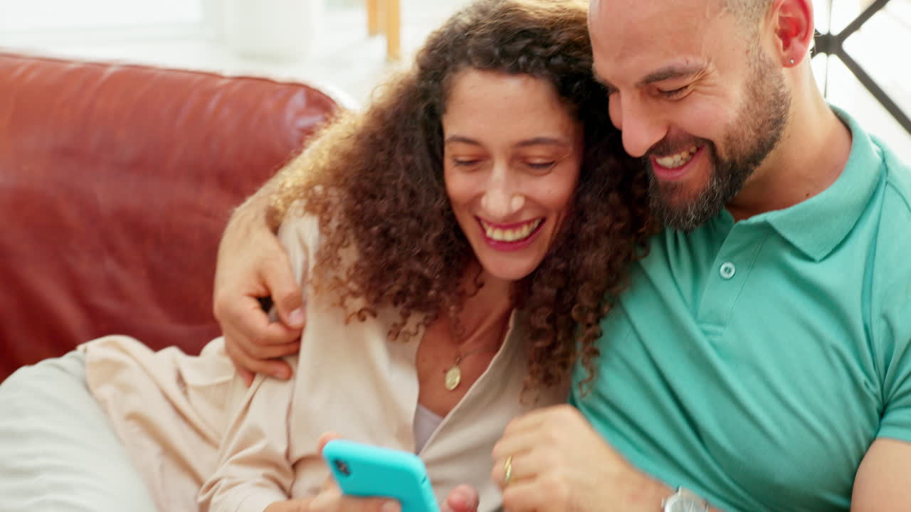relajarse, feliz e internet con la pareja