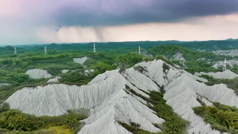 Luftaufnahme-Der-Mondwelt-Mit-Dramatischem-Himmel-Und-Dunklen-Wolken-Und-Sendemast-Im-Hintergrund