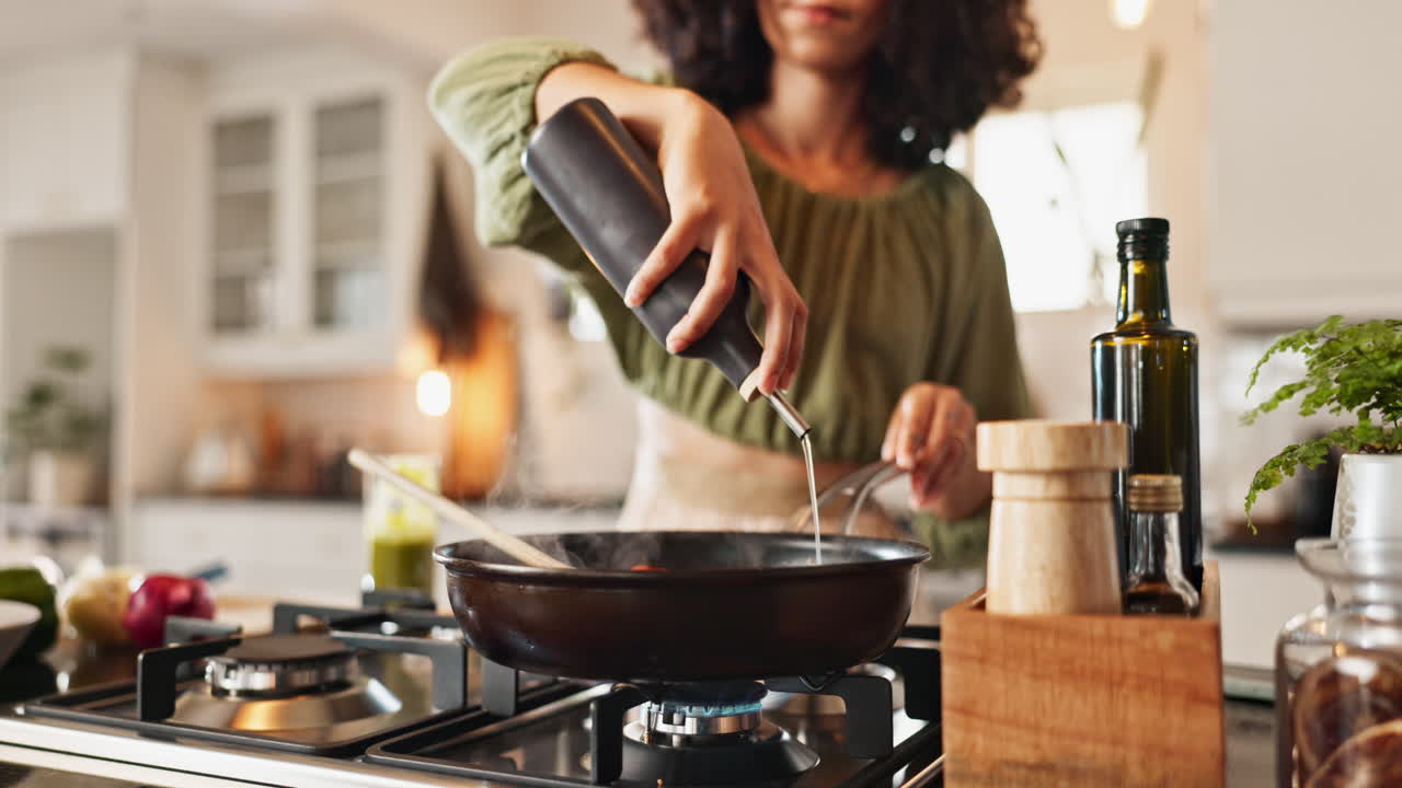 Mulher cozinhando na cozinha