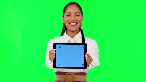 mujer feliz, manos y modelo de tableta en verde