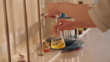 científico realizando un experimento químico en un laboratorio