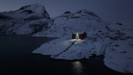 Vista-Aérea-Del-Hermoso-Paisaje-De-La-Montaña-Nevada-De-Noruega-Durante-El-Invierno