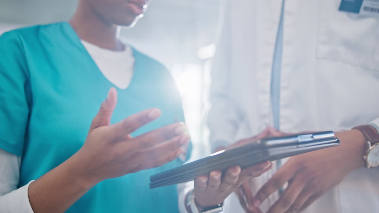 팀 연구에서 의사, 손과 태블릿