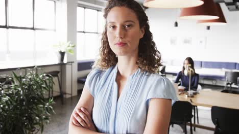 retrato de una feliz mujer de negocios caucásica en la oficina, cámara lenta