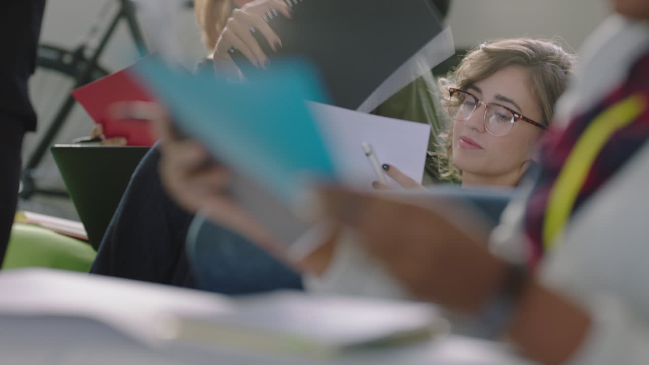 joven grupo de estudiantes de negocios estudian juntos trabajando en un proyecto de lluvia de ideas colegas compartiendo ideas en una ocupada oficina multiétnica