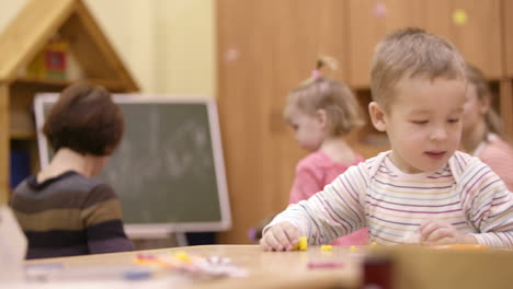 kleiner junge im kinderzimmer
