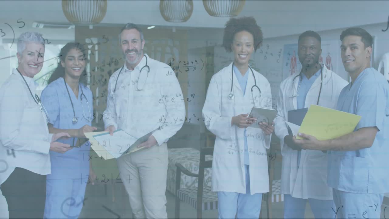 Sobreposição de equação desaparecendo enquanto seis profissionais médicos seguram prontuários discutindo o atendimento ao paciente