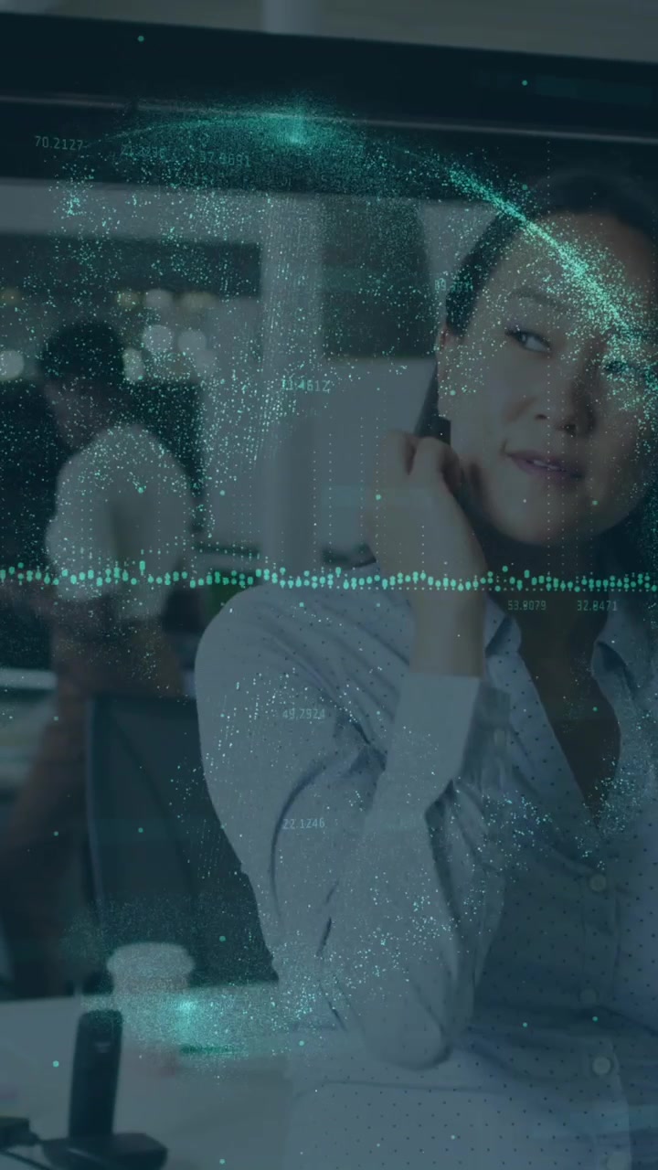 Animazione di elaborazione dati e di un globo su diversi professionisti in ufficio