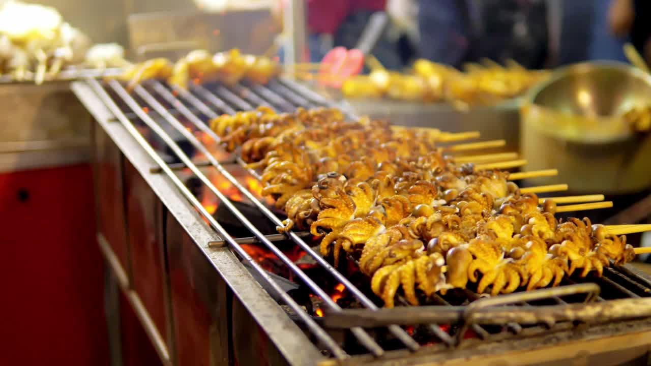 Cumi Bakar di atas tungku arang di Yaowarat Road Chinatown, destinasi wisata populer di Bangkok, Thailand