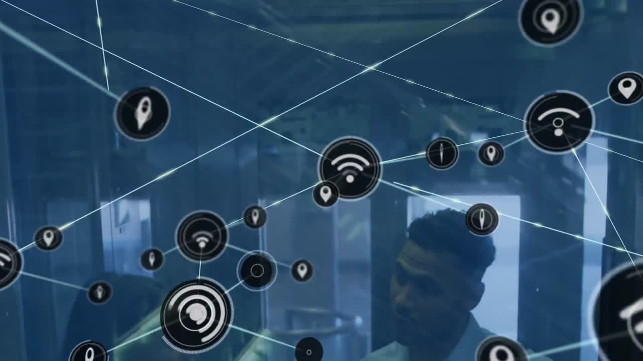 animación de una red de iconos digitales sobre hombres y mujeres diversos discutiendo en el ascensor en la oficina