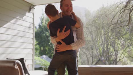 la familia pasa tiempo juntos en casa durante el día 4k