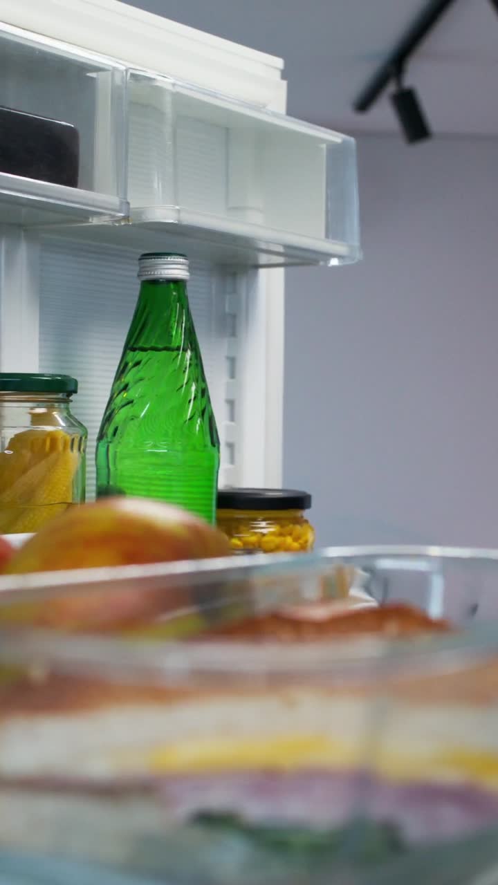 hombre mirando dentro de un refrigerador