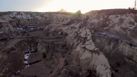 Ciudadela-Del-Castillo-De-Uçhisar-En-Capadocia,-Turquía,-En-El-Horizonte-Al-Atardecer:-Majestuosa-Fortaleza-Rocosa-En-Un-Impresionante-Paisaje-Desértico,-Nevşehir-Türkiye