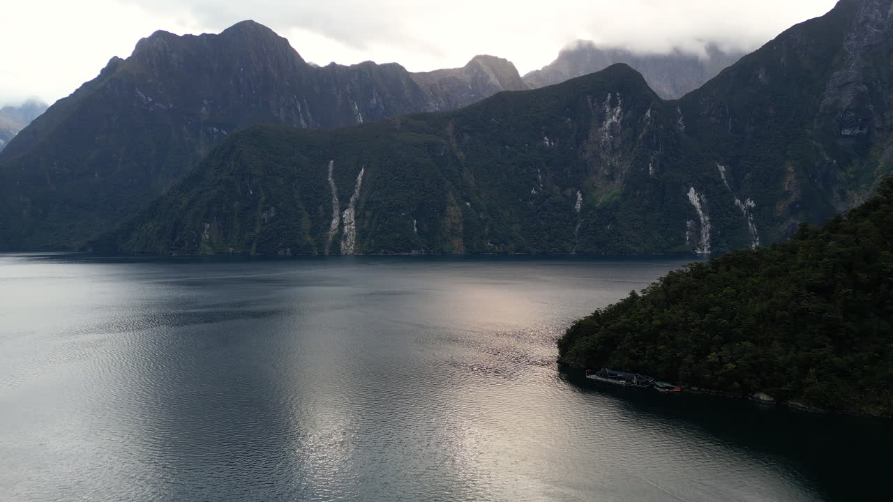 마이터 피크 하단의 밀포드 사운드의 나무 눈사태