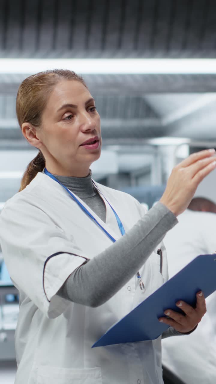 Video verticale: ricercatori medici che eseguono uno studio osservazionale in laboratorio