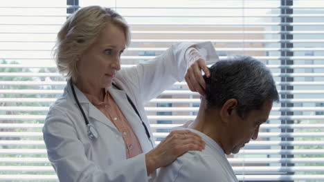 Fisioterapeuta-En-El-Trabajo-En-Un-Hospital.