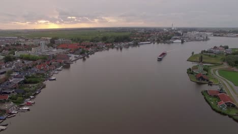 Vista-Aérea-Del-Municipio-Holandés-Y-El-Río