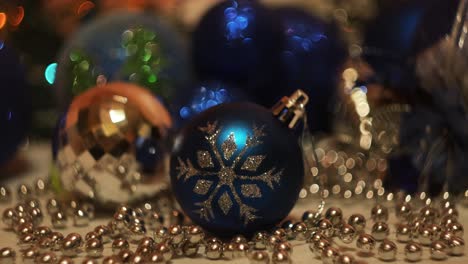 decoraciones de navidad con adornos azules y plateados