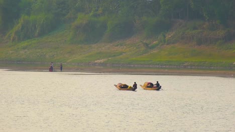 Fishermen-on-wooden-boats-in-a-river