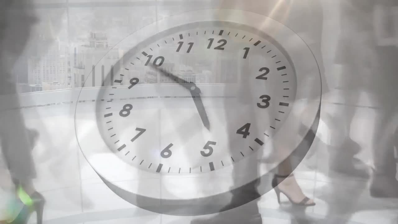 animación del reloj sobre el lapso de tiempo de las personas que caminan contra el paisaje urbano moderno