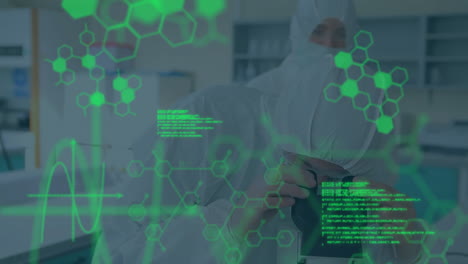 animación del procesamiento de datos científicos sobre un científico caucásico en el laboratorio.