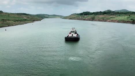 Tránsito-Del-Canal-De-Panamá-Entre-El-Océano-Pacífico-Y-El-Atlántico